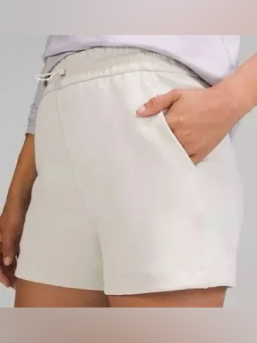 Lululemon Softstreme High-Rise Short 4" in a light cream /Opal Size 4